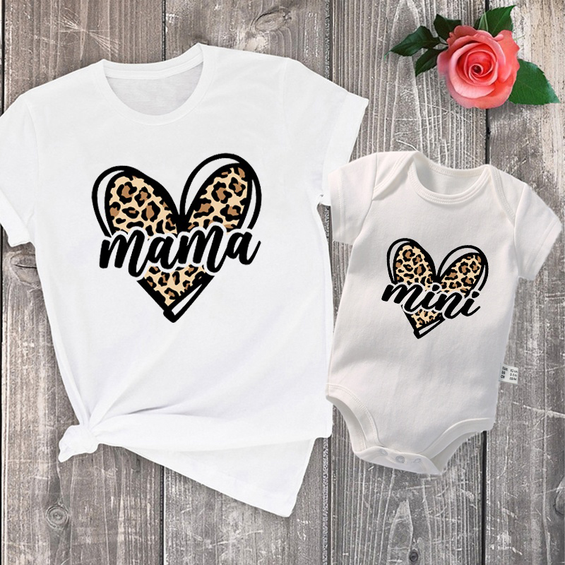 Mama Mimi Leopard Heart Print  - Plant Parent T Shirt recension och pris