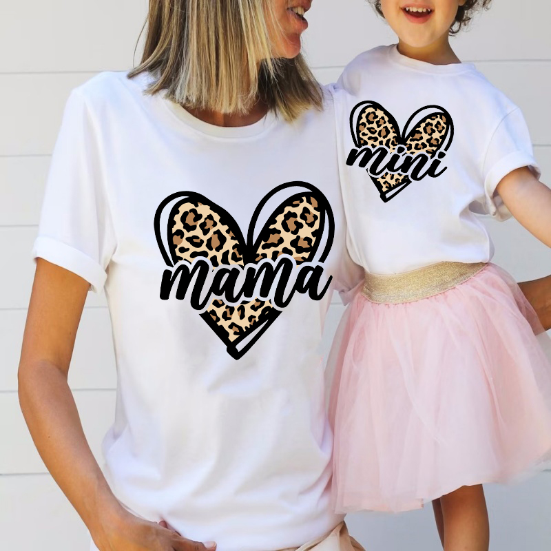 Mama Mimi Leopard Heart Print  - Plant Parent T Shirt recension och pris
